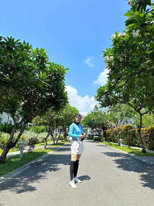 Trong khi đó Kim Huệ dù bước vào tuổi 41 nhưng nhan sắc vẫn trẻ trung, vóc dáng cân đối do thường xuyên chơi thể thao. Cựu phụ công bóng chuyền mặc bộ đồ chuẩn bị đi chơi golf.