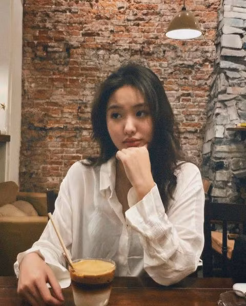 Huệ Anh gây ấn tượng bởi gương mặt thanh tú, đường nét hài hòa cùng vóc dáng cao ráo, cân đối.