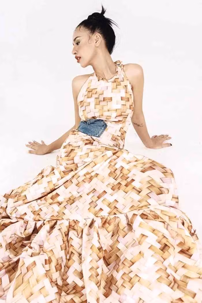 Được biết, DJ Tít tên thật là Trần Thị Thủy Tiên, từng gây chú ý khi góp mặt trong chương trình The Remix 2016. Thời điểm đó, người đẹp sinh năm 1994 cùng đội với JustaTee, BigDaddy, producer Onionn và biên đạo Hà Lê.