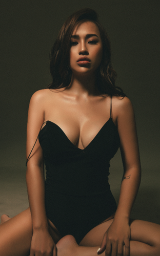 Đặc biệt, DJ Tít rất chăm đi du lịch và cho ra đời bộ sưu tập bikini cực kì mướt mát.