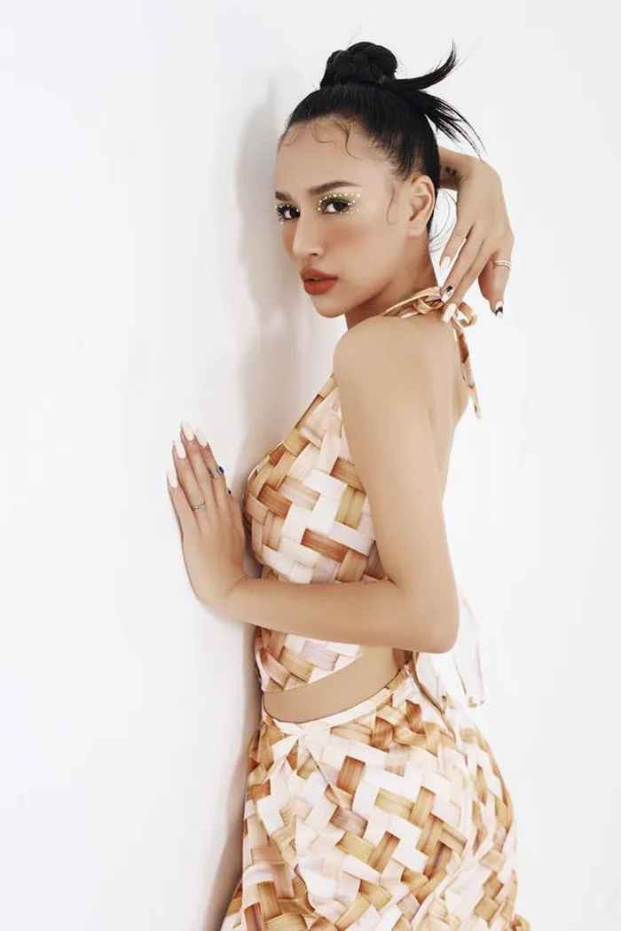 Dưới phần bình luận sau khi nữ DJ khoe bộ ảnh thời trang, NHM để lại vô vàn những lời có cánh vừa khen vóc dáng của Tít và khen bộ sưu tập của NTK Cao Minh Tiến.