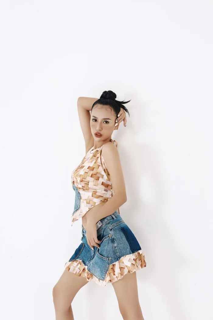 DJ Tít diện những bộ cánh mới nhất được lấy cảm hứng từ mây tre đan đặc trưng của làng nghề truyền thống Việt Nam, kết hợp cùng với chất liệu jean trẻ trung và đầy cá tính.