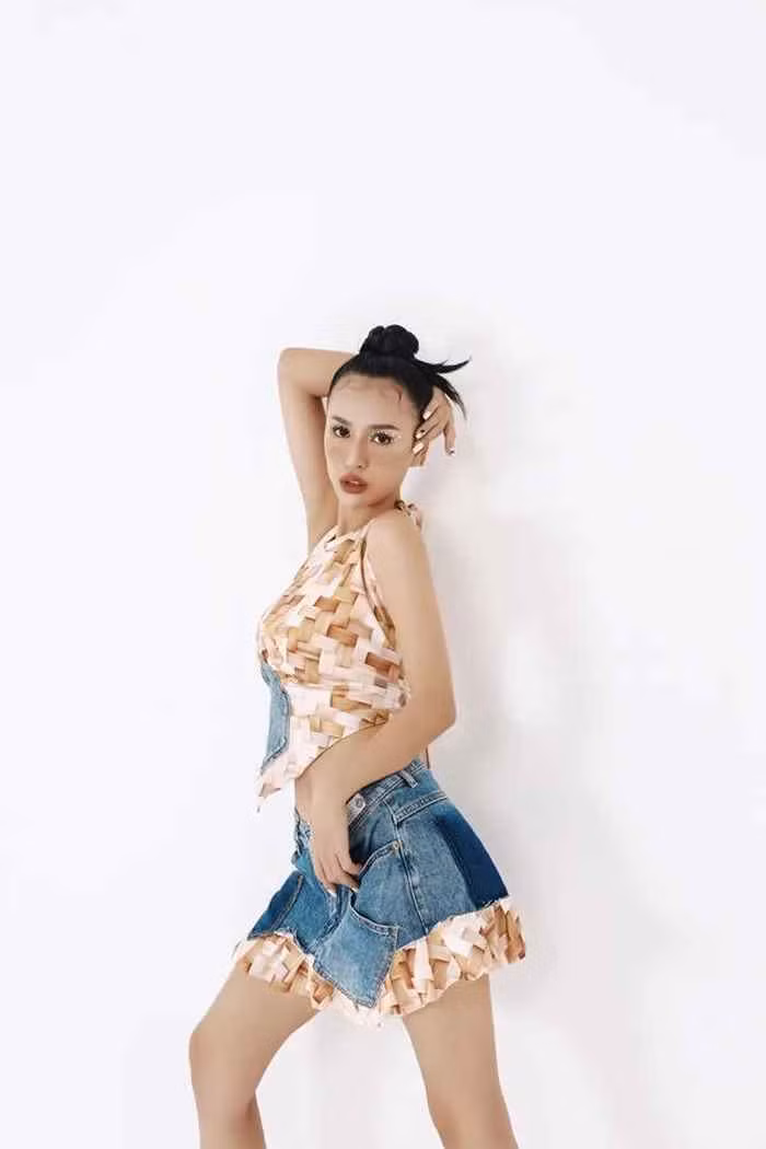 DJ Tít diện những bộ cánh mới nhất được lấy cảm hứng từ mây tre đan đặc trưng của làng nghề truyền thống Việt Nam, kết hợp cùng với chất liệu jean trẻ trung và đầy cá tính.