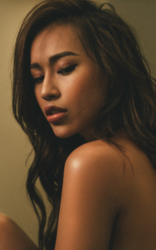 Lướt Facebook của Tít, NHM ấn tượng với tông da nâu rám nắng mạnh mẽ của cô nàng.