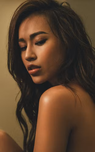 Lướt Facebook của Tít, NHM ấn tượng với tông da nâu rám nắng mạnh mẽ của cô nàng.