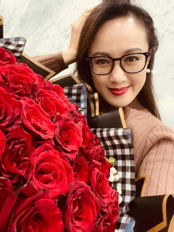 Mới đây trên trang cá nhân, MC Hoài Anh có bài đăng gây chú ý. Theo đó, nhân dịp đón sinh nhật tuổi 43, MC nhà đài đã khoe cận nhan sắc trẻ trung, trên tay cầm theo một bó hoa hồng.