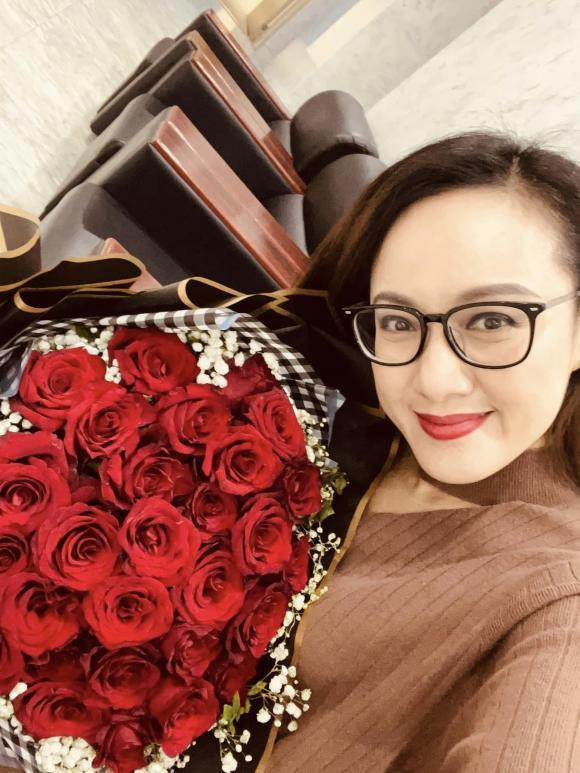 "Cảm ơn những tình yêu đã bên mình ngày này, đó là những yêu thương thật gần gũi, quý giá. Cảm ơn những lời chúc, tin nhắn đã dành cho mình hôm nay, đó là những yêu thương không kề bên, đôi khi từ tận xa xôi… nhưng chân tình và ấm áp!", Nữ MC VTV viết.