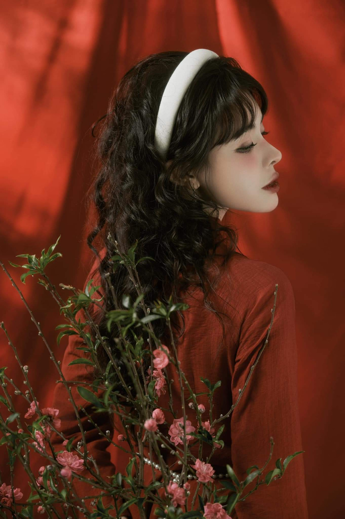 Cô gái Nam Định đã "lột xác" bằng cách tập gym, ăn uống khoa học. Sau một thời gian kiên trì, Bích Hạnh giảm 27kg, vóc dáng săn chắc, cơ bụng 6 múi. Gymer Nam Định sở hữu số đo ba vòng đáng mơ ước: 92-58-93 (cm).