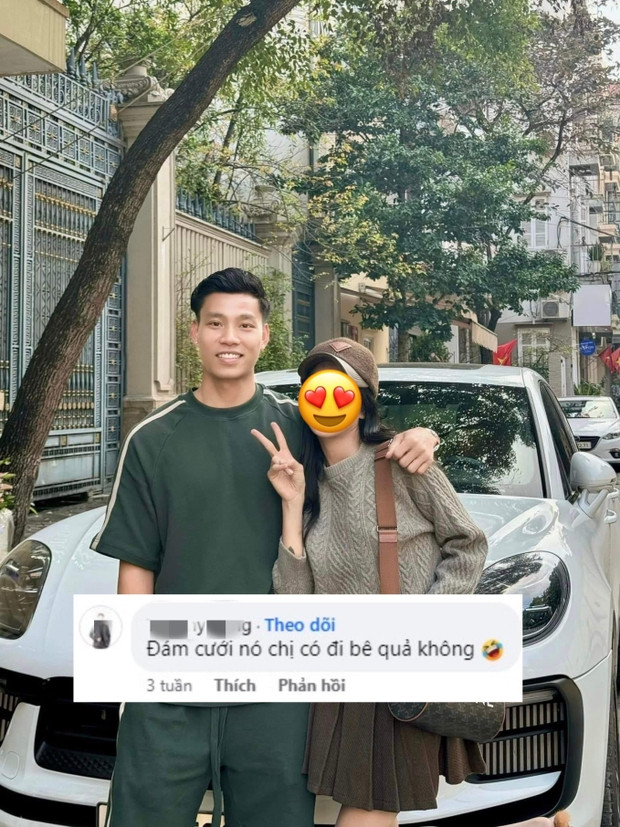Mới đây một người bạn thân thiết của hậu vệ Vũ Văn Thanh hé lộ cầu thủ này sắp có tin vui. Trong một bài đăng của người quen nam cầu thủ, tài khoản này bình luận: “Đám cưới nó - (Văn Thanh - PV) chị có đi bê quả không”.