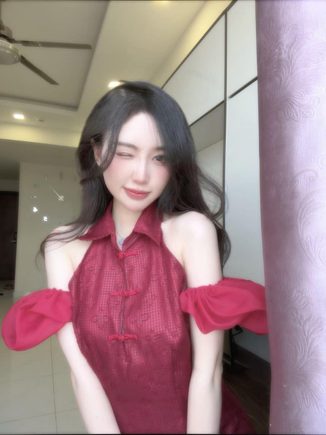 Không ít lần nữ streamer đã phải cười trừ hoặc có những phản ứng né tránh, nhưng điều này không giúp tình hình cải thiện.