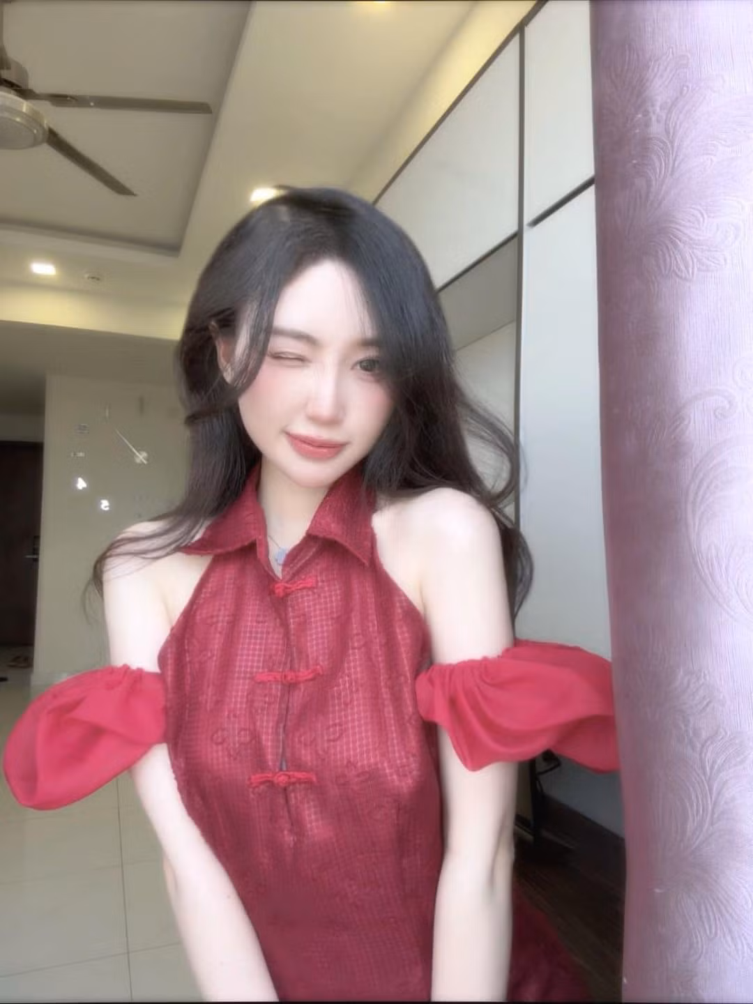 Không ít lần nữ streamer đã phải cười trừ hoặc có những phản ứng né tránh, nhưng điều này không giúp tình hình cải thiện.