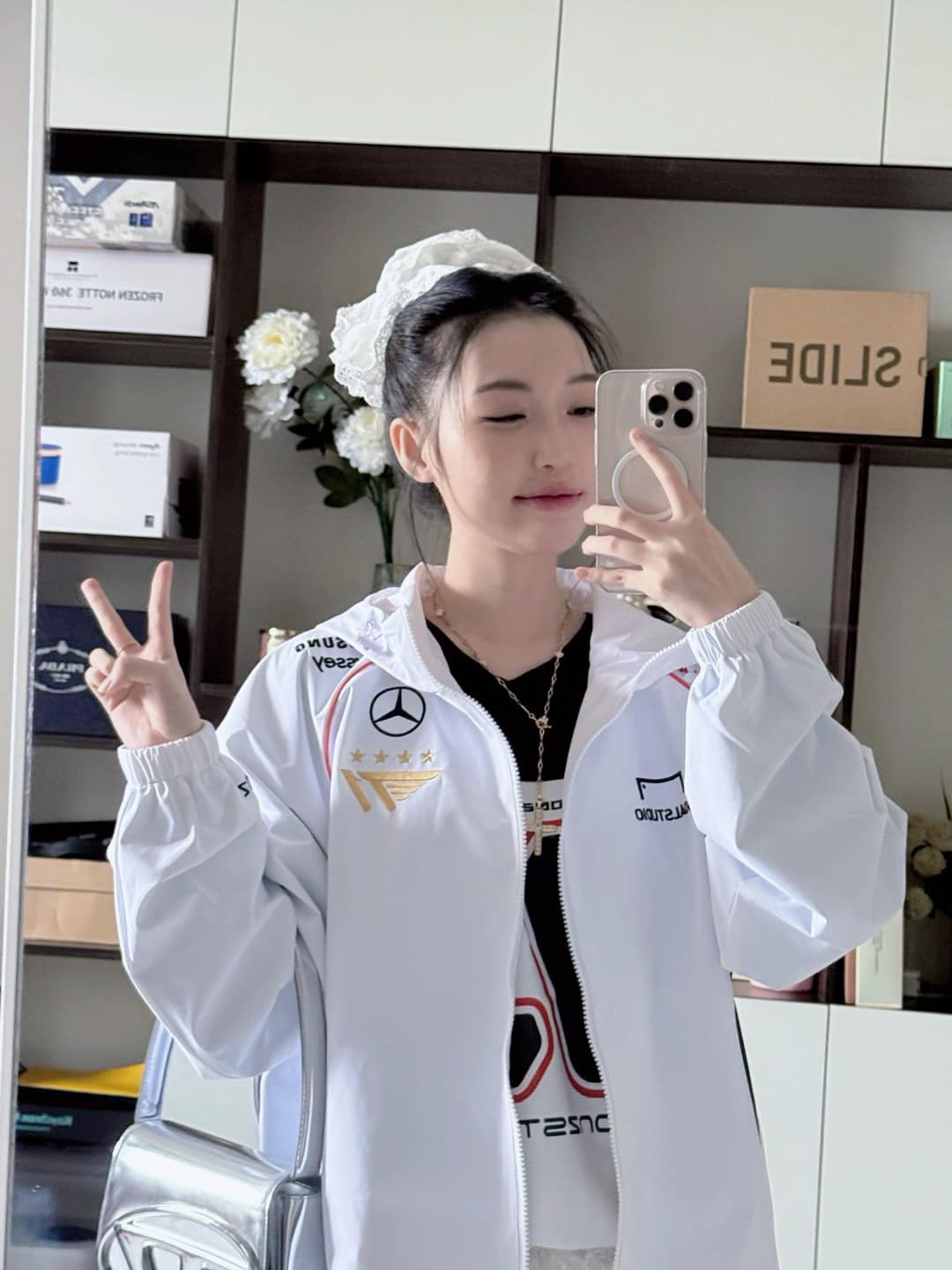 Đồng thời chỉ ra sự đùa giỡn quá đà về những vấn đề nhạy cảm như chuyện tình cảm là không phù hợp và yêu cầu cộng đồng fan cần phải tôn trọng nữ streamer.