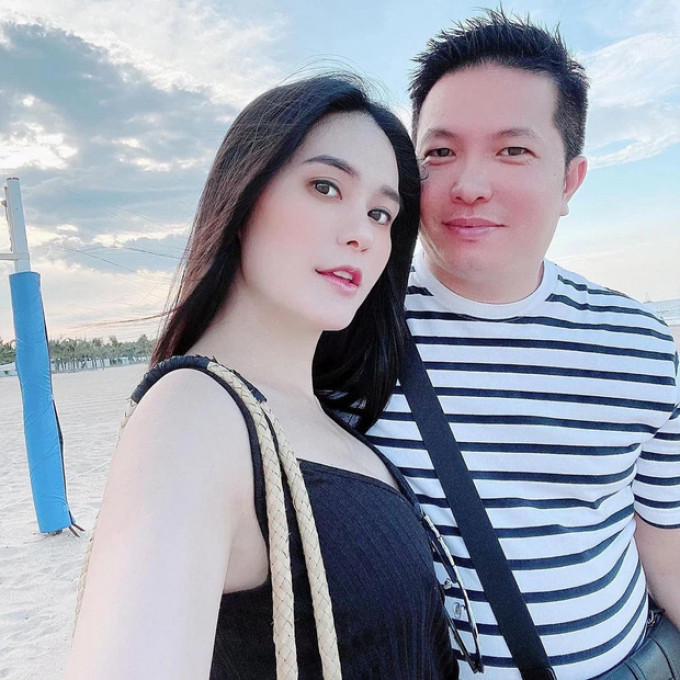 Ngoài ra, nữ đại gia quận 7 cũng đăng thêm ảnh một người khác chê bai con gái mình cùng chia sẻ: "Chị và anh ý bảo con em xấu quá sau này phải bù biệt thự và siêu xe may ra mới cưới được chồng ạ. Em xin phép không nói gì chỉ để nhẹ hình ở đây cho quan viên hai họ xem chơi cho vui".