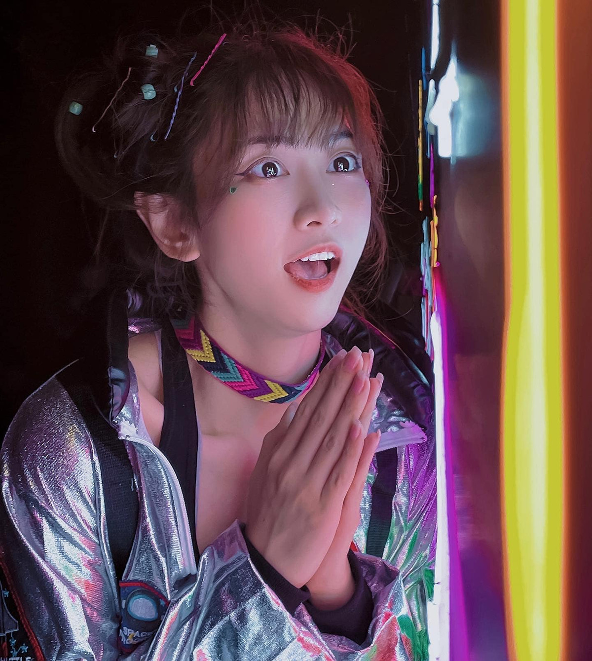 Tuy nhiên, vì theo đuổi phong cách nóng bỏng và gợi cảm nên hot girl Lê Bống cũng được biết tới như là một gương mặt thường xuyên “khoe thân” trên mạng xã hội với những hình ảnh được cho là “thiếu vải”.