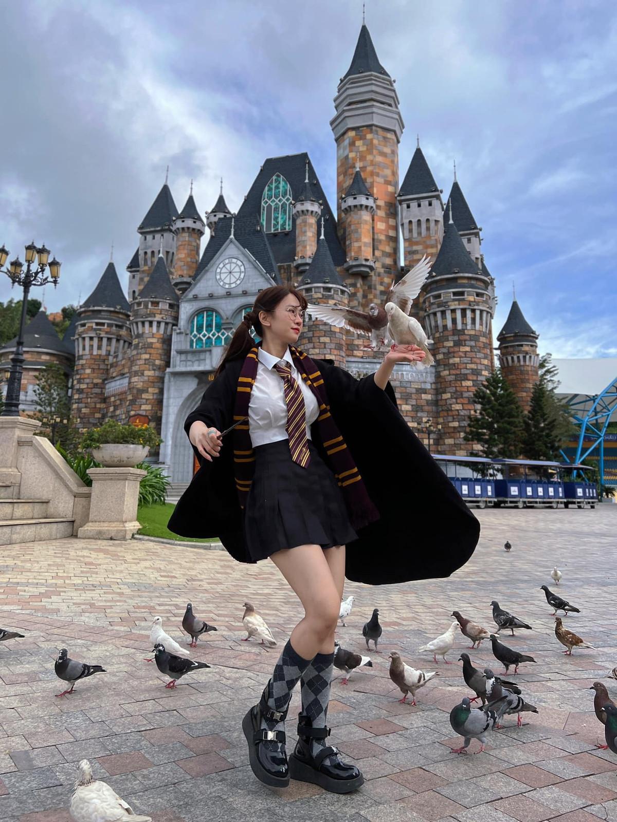 Lê Bống là hot girl TikTok sở hữu lượng fan đông đảo trên mạng xã hội, tài khoản MXH của cô gái này có lượng theo dõi lên đến hàng triệu người.