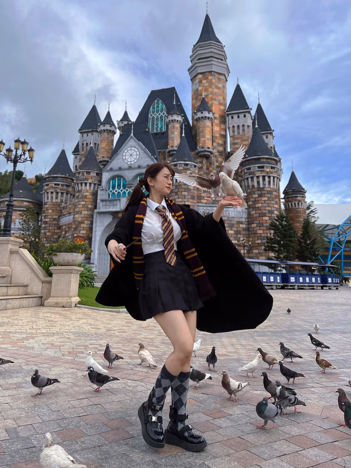 Lê Bống là hot girl TikTok sở hữu lượng fan đông đảo trên mạng xã hội, tài khoản MXH của cô gái này có lượng theo dõi lên đến hàng triệu người.