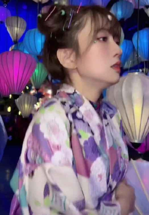 Không những thế, hot girl TikTok Lê Bống cũng không thiếu các video clip có nội dung “gây hiểu nhầm” cho người xem.