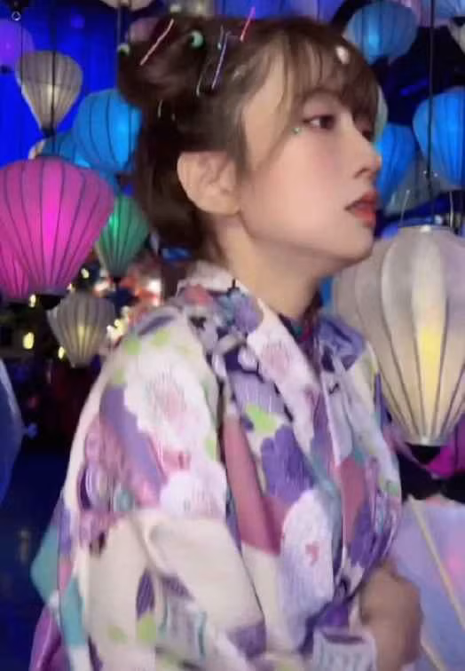 Không những thế, hot girl TikTok Lê Bống cũng không thiếu các video clip có nội dung “gây hiểu nhầm” cho người xem.