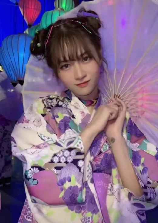 Mới đây, Lê Bống lại khiến cho cộng đồng mạng phẫn nộ khi làm một video clip trên TikTok. Cụ thể, nữ TikToker mặc trang phục giống Kimono của Nhật Bản nhưng lại kèm theo những âm thanh làm cho người nghe hiểu nhầm là “nhạy cảm”.