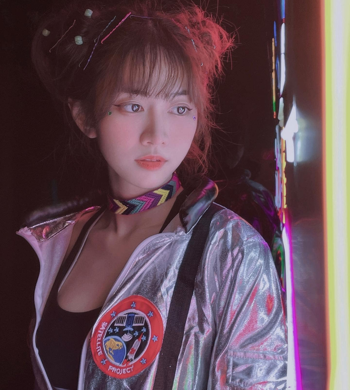 Một vài bình luận của người dùng TikTok để lại dưới clip của Lê Bống như: "Đang định kiểm tra xem bật ẩn danh chưa", "T đang cố giải thích với mẹ t là đang lướt tóp tóp thôi" hay "Mẹ t hỏi t xem gì bậy bạ hả?".