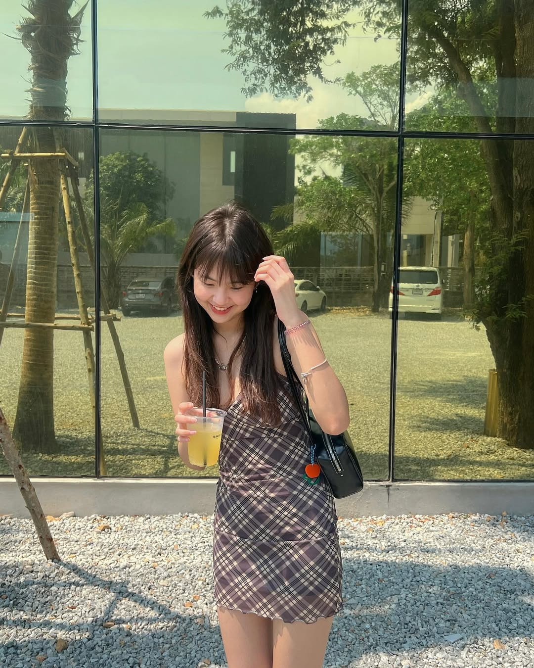 Mooktapa hiện du học tại Anh và khá ít thời gian gặp bố là HLV Kiatisuk.