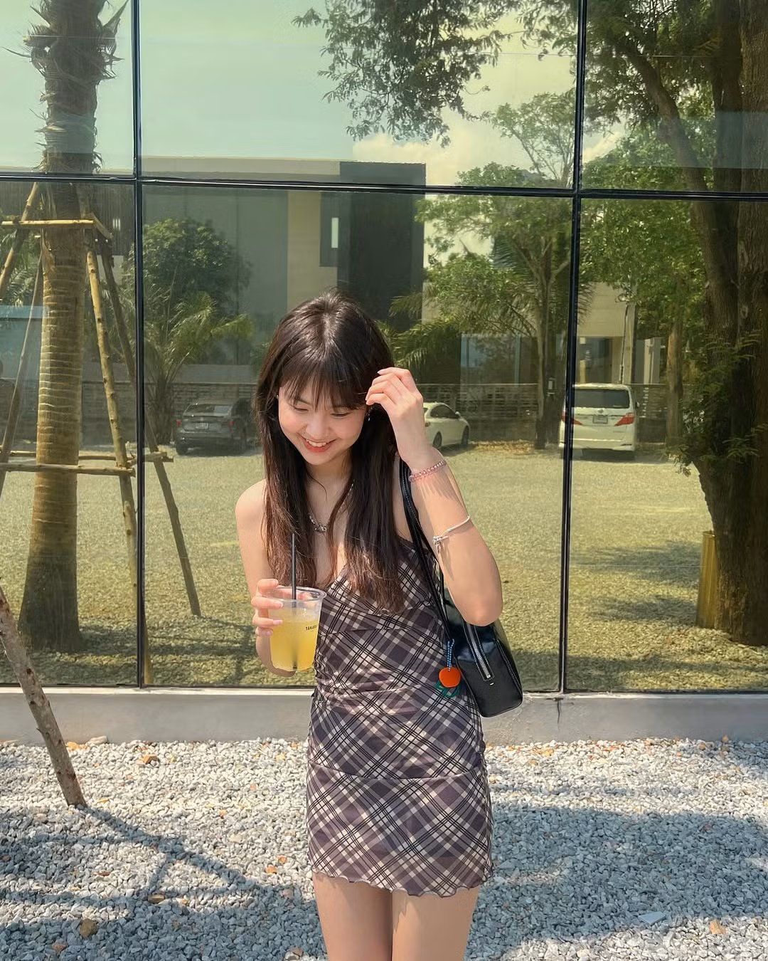 Mooktapa hiện du học tại Anh và khá ít thời gian gặp bố là HLV Kiatisuk.