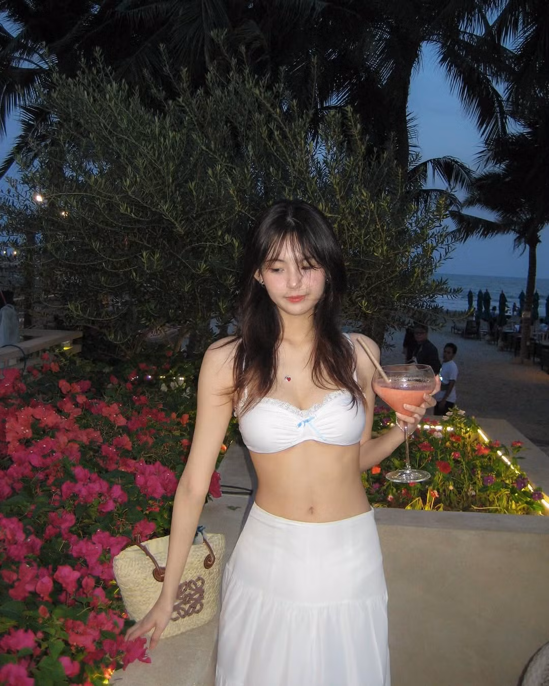 Mới đây trên trang cá nhân, con gái út của HLV Kiatisuk Senamuang khiến netizen Việt mê mẩn khi khoe sắc vóc trong bộ bikini chào hè cực nóng bỏng.