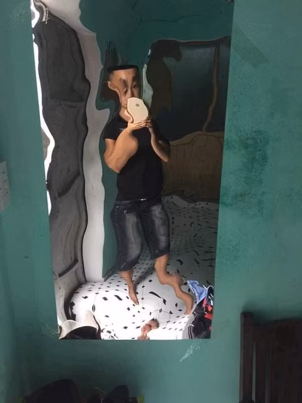 Điển hình như một anh chàng có bài đăng trên MXH, chủ nhân bài viết hóm hỉnh chia sẻ: "Em vừa mua gương dán tường trên mạng ạ, về bóc ra dán soi vào nhìn như bị biến dạng ấy mọi người ơi huhu. Sáng dậy soi gương chắc hết hồn luôn. Như này là em mua phải gương đểu hay cấu tạo cơ thể em nó bồng bềnh vậy ạ".