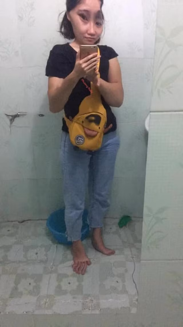 Thậm chí, cũng đã có một số người rơi vào trường hợp tương tự cũng đã lên tiếng và chia sẻ ảnh chụp lại khi đứng vào chiếc gương chiếu yêu mang tên "dán tường" này.