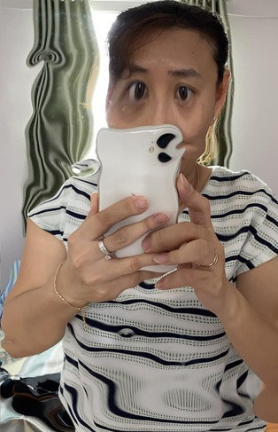 Những bức ảnh chụp khi đứng trước gương dán tường được dân mạng chia sẻ rộng rãi khiến nhiều người phải ôm bụng cười.