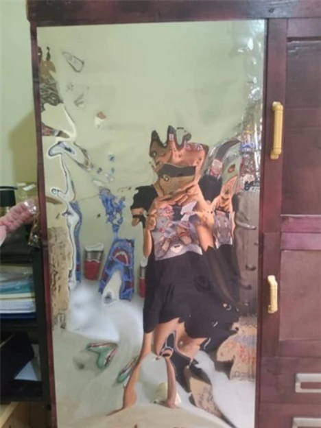 Chiếc gương có khả năng tấu hài này ngay lập tức được các bạn trẻ yêu thích đòi săn mua bằng được để bắt trend "thân hình bồng bềnh" như chủ nhân của bài đăng.