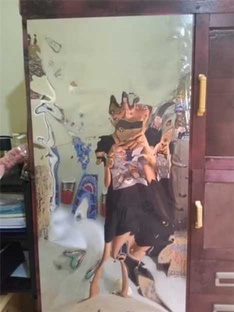 Chiếc gương có khả năng tấu hài này ngay lập tức được các bạn trẻ yêu thích đòi săn mua bằng được để bắt trend "thân hình bồng bềnh" như chủ nhân của bài đăng.