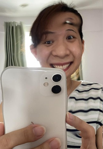 Không còn là mình khi đứng vào gương dán tường.