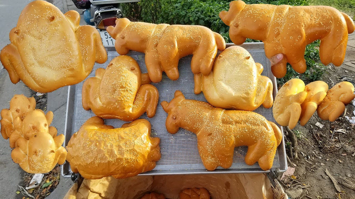 “Mọi người biết ở đâu không? Muốn mua thử cho cả nhà ăn” hay “Mấy cái bánh trong tủ kính hình thù còn lạ hơn cơ mọi người ơi”, là những bình luận mà dân mạng để lại dưới ảnh chiếc bánh mì có hình thù cá sấu.