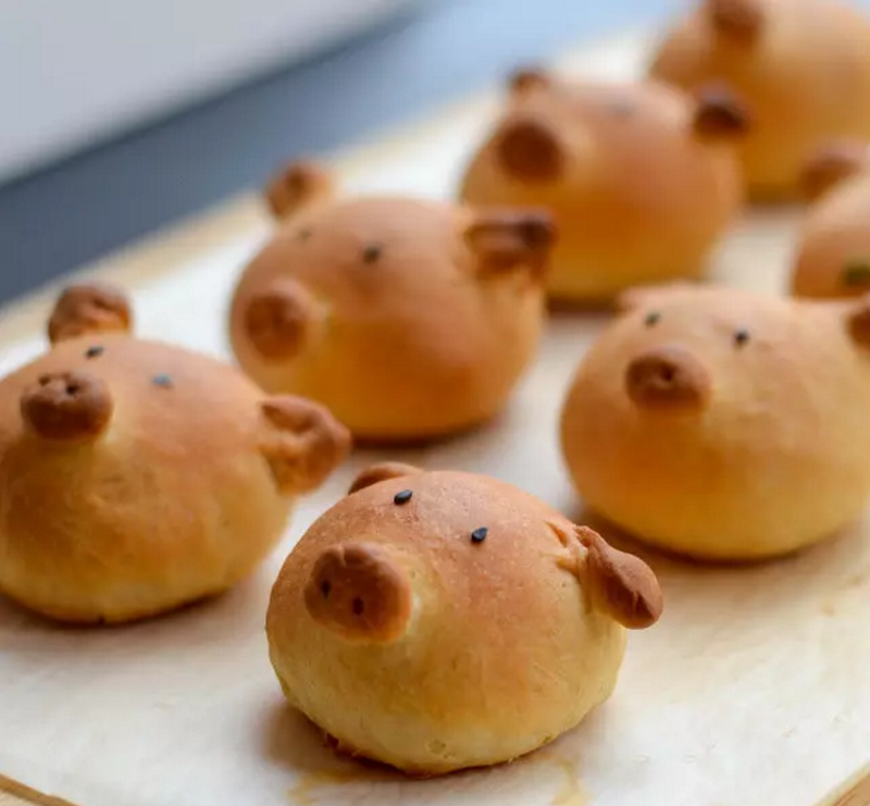 Bên cạnh đó, nhiều dân mạng cũng đã nhận ra nguồn gốc của loại bánh mì cá sấu này. Theo tìm hiểu, nó đến từ một lò bánh mì ở Long Xuyên, An Giang.