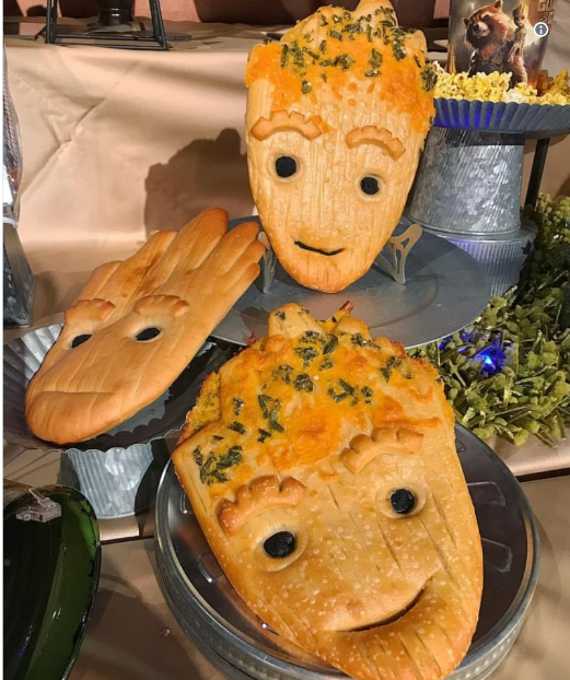 Chiếc bánh mì có hình cậu bé người gỗ.