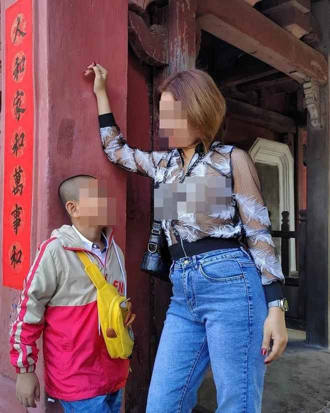 Trước đó, hình ảnh người phụ nữ ăn mặc hở hang, thả rông vòng 1 tại chùa Cầu Hội An cũng gây bức xúc không kém.