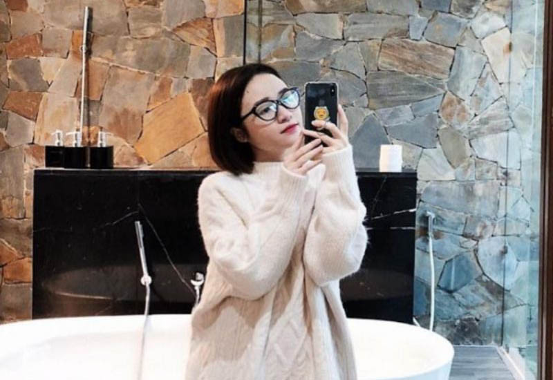 Không những thế Nhuệ Giang còn mỉa mai: "Các em gửi bao nhiêu quà thì chỉ báu chị thôi".