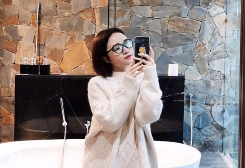 Không những thế Nhuệ Giang còn mỉa mai: "Các em gửi bao nhiêu quà thì chỉ báu chị thôi".