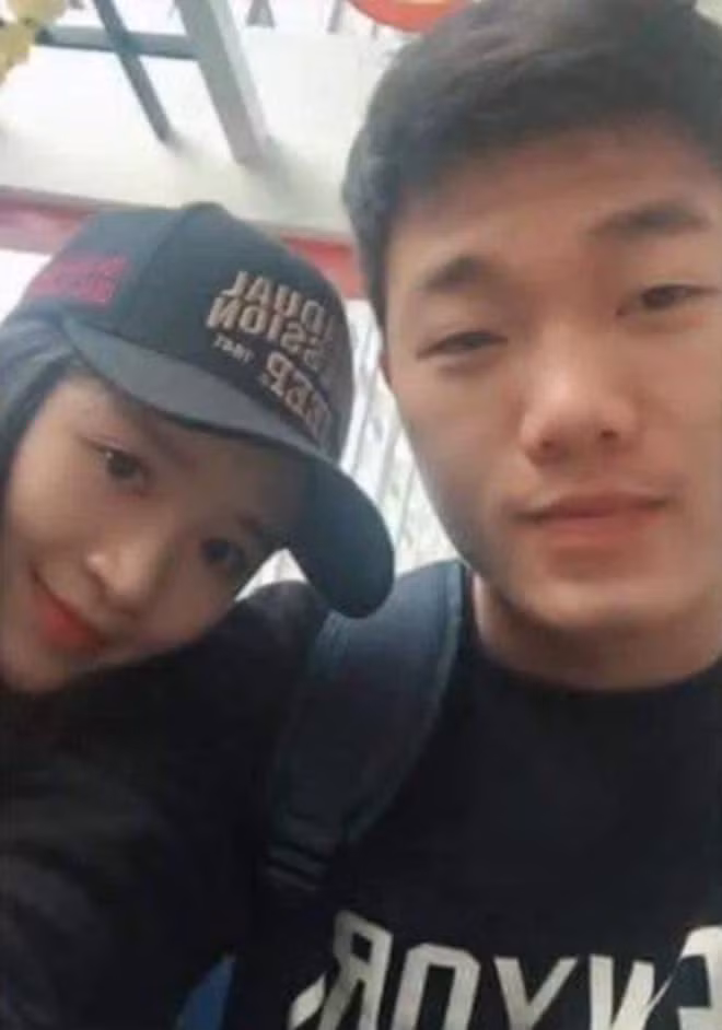 Lương Xuân Trường là người kín tiếng trong chuyện tình cảm nhưng tin vui này đã gây không ít bất ngờ. Bởi lẽ vợ sắp cưới của cầu thủ người Tuyên Quang không ai khác ngoài bạn gái lâu năm tên Ngô Mai Nhuệ Giang, sinh năm 1993.