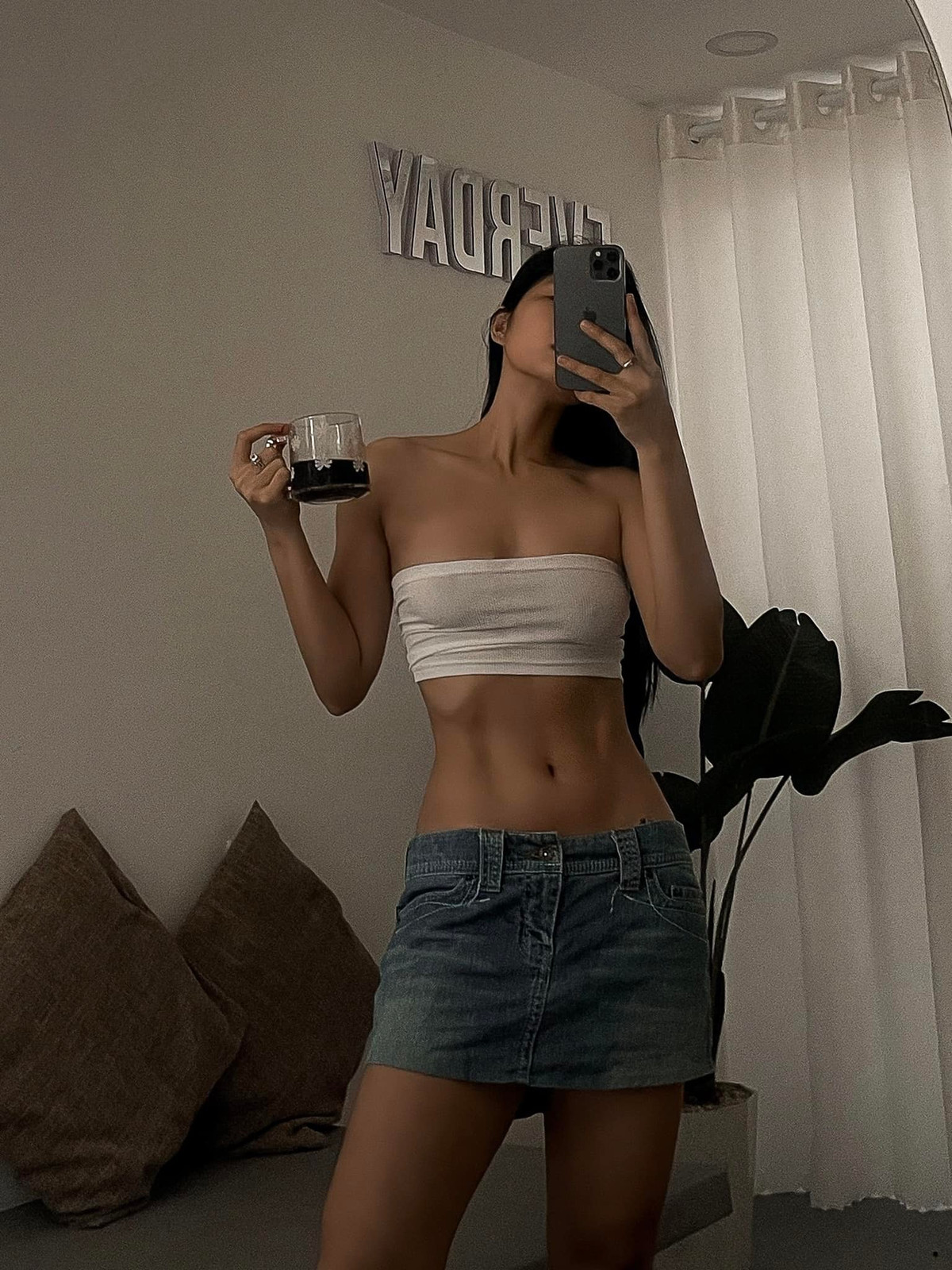 Kim Dung là cái tên nổi danh Instagram với những hình ảnh nóng bỏng.