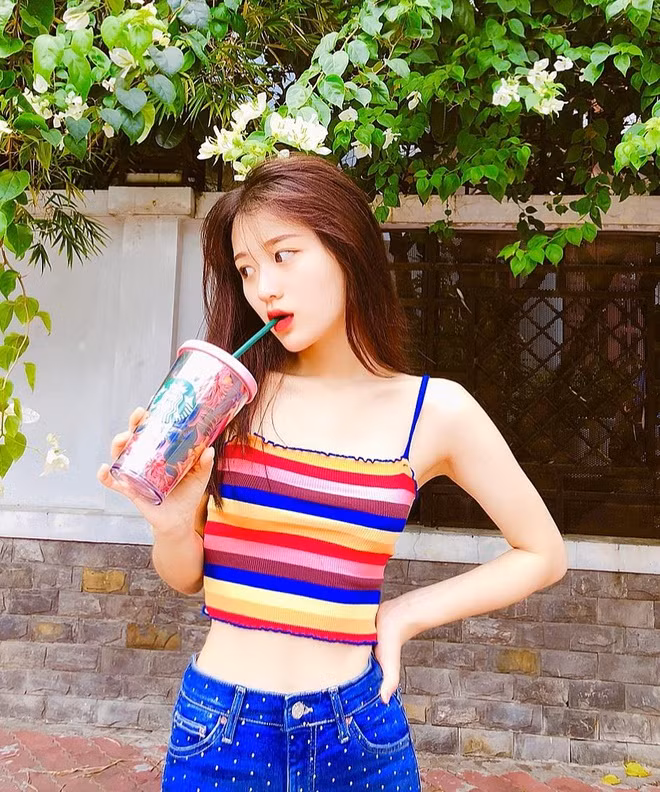 Han Sara cho biết, năm 16 tuổi, cô bị nhiều người chê bai vì có thân hình đầy đặn. Cô bỏ ăn một ngày đến mức kiệt sức và quyết định không để tâm tới những lời chỉ trích. "Em mong mọi người hiểu, không ai hoàn hảo trên thế giới và đừng áp đặt bản thân phải giống bất kỳ ai", cô nói.