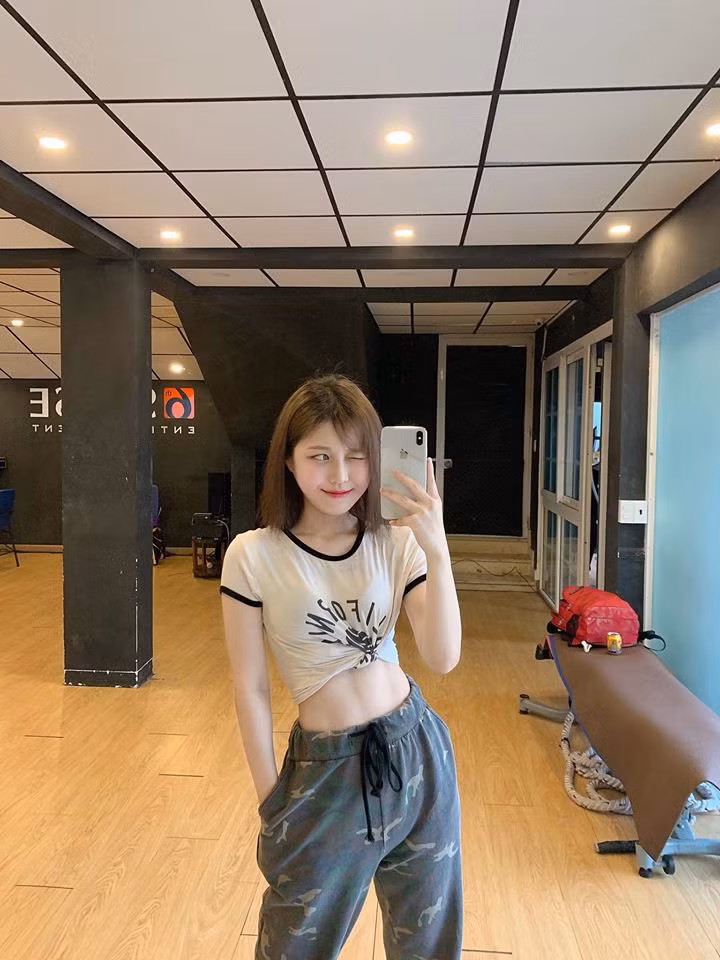 Sau khi khoe những bức ảnh với vòng eo và cơ bụng cực đẹp, Han Sara nhận không ít lời bình luận từ fan cũng như các đồng nghiệp. Đa phần nhiều người khen ngợi cô nàng có màn lột xác đỉnh cao. Nhưng bên cạnh đó, không ít người lại lo lắng cho sức khỏe của nữ ca sĩ khi nói cô là quá gầy.