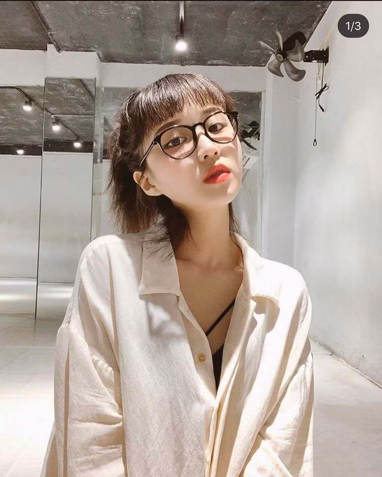 Người hâm mộ lo lắng cho vấn đề sức khỏe của cô và khuyên Han Sara ngừng ăn kiêng. Họ mong muốn thấy lại hình ảnh mũm mĩm thuở mới đi hát của thần tượng. “Chị ngừng ăn kiêng đi, ốm quá không còn giống lúc mũm mĩm nữa”, fan nhắc nhở.