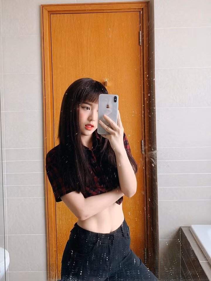 Trước khi có cơ bụng và vòng eo như hiện tại Han Sara là cô gái có thân hình mũm mĩm, gương mặt bầu bĩnh và nó trở thành thương hiệu nhận diện của cô nàng.