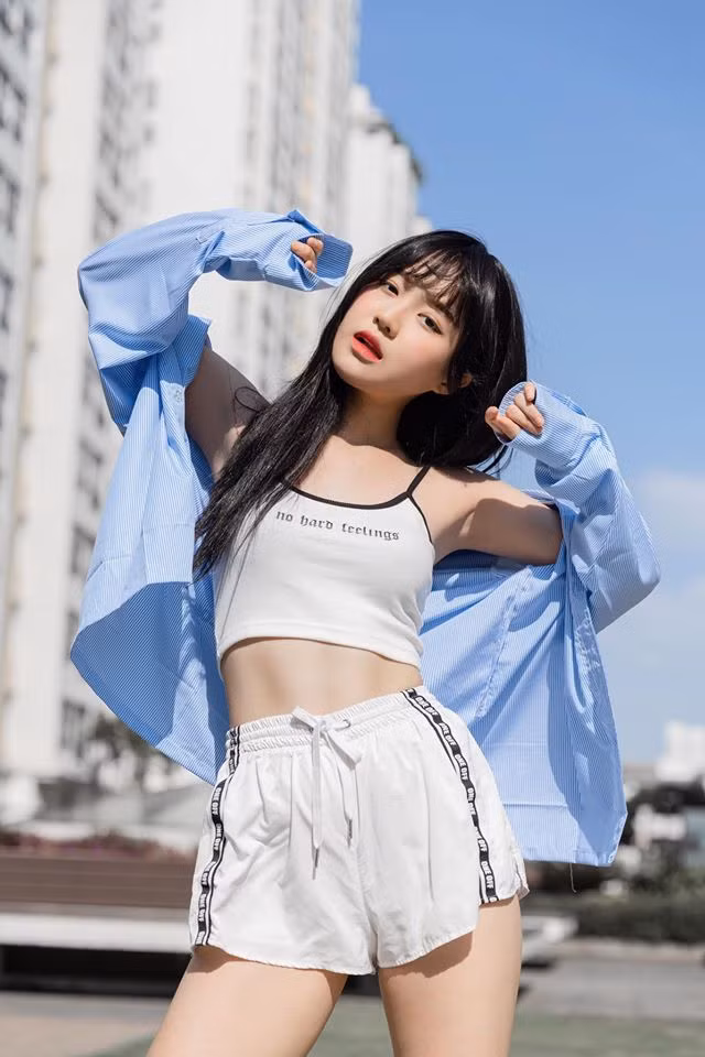 Thời gian qua, Han Sara ít xuất hiện trên sân khấu, các gameshow và đặc biệt là không ra bản hit nhưng mới đây, cô gái người Hàn Quốc nói tiếng Việt này khiến mọi người bất ngờ khi khoe cơ bụng số 11 cùng vòng eo con kiến đẹp mê người.