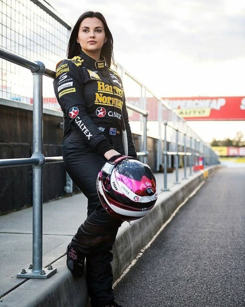 Renee Gracie sinh năm 1995 tại vùng ngoại ô Kuraby phía nam thành phố Brisbane, Australia. Từ nhỏ, cô đã đam mê các môn thể thao ngoài trời và tích cực tham gia hoạt động thể thao tại trường học.