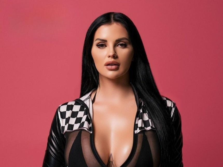 Gracie đưa ra lý do là nghề này không kiếm được nhiều tiền và bản thân bị những người đứng đầu giải đua xe lợi dụng hình ảnh để tư lợi.