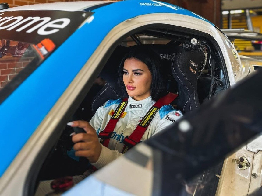Cùng năm đó, Gracie hợp tác với Simona de Silvestro tham gia Bathurst 1000, đánh dấu lần đầu tiên kể từ năm 1998 có một cặp đôi nữ tham gia sự kiện này.