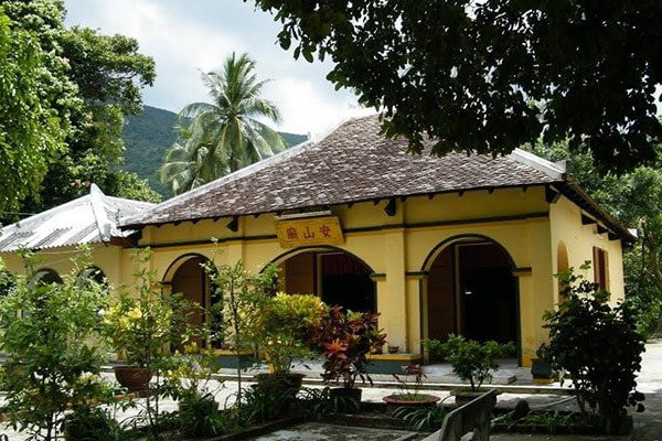 Co that vua Nguyen Anh giam vo, nem con xuong bien tai Con Dao?